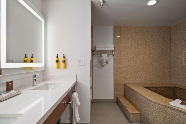 Best Western Plus Newport Mesa Inn image 18