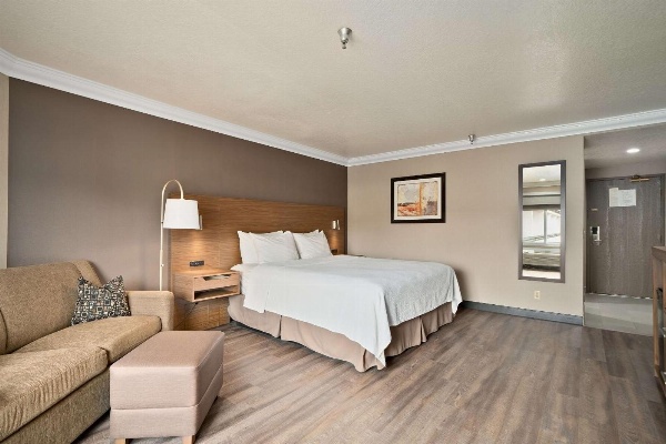 Best Western Plus Newport Mesa Inn Main image